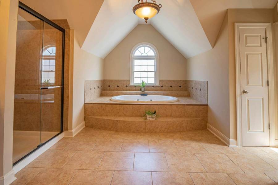 bathroom with tub