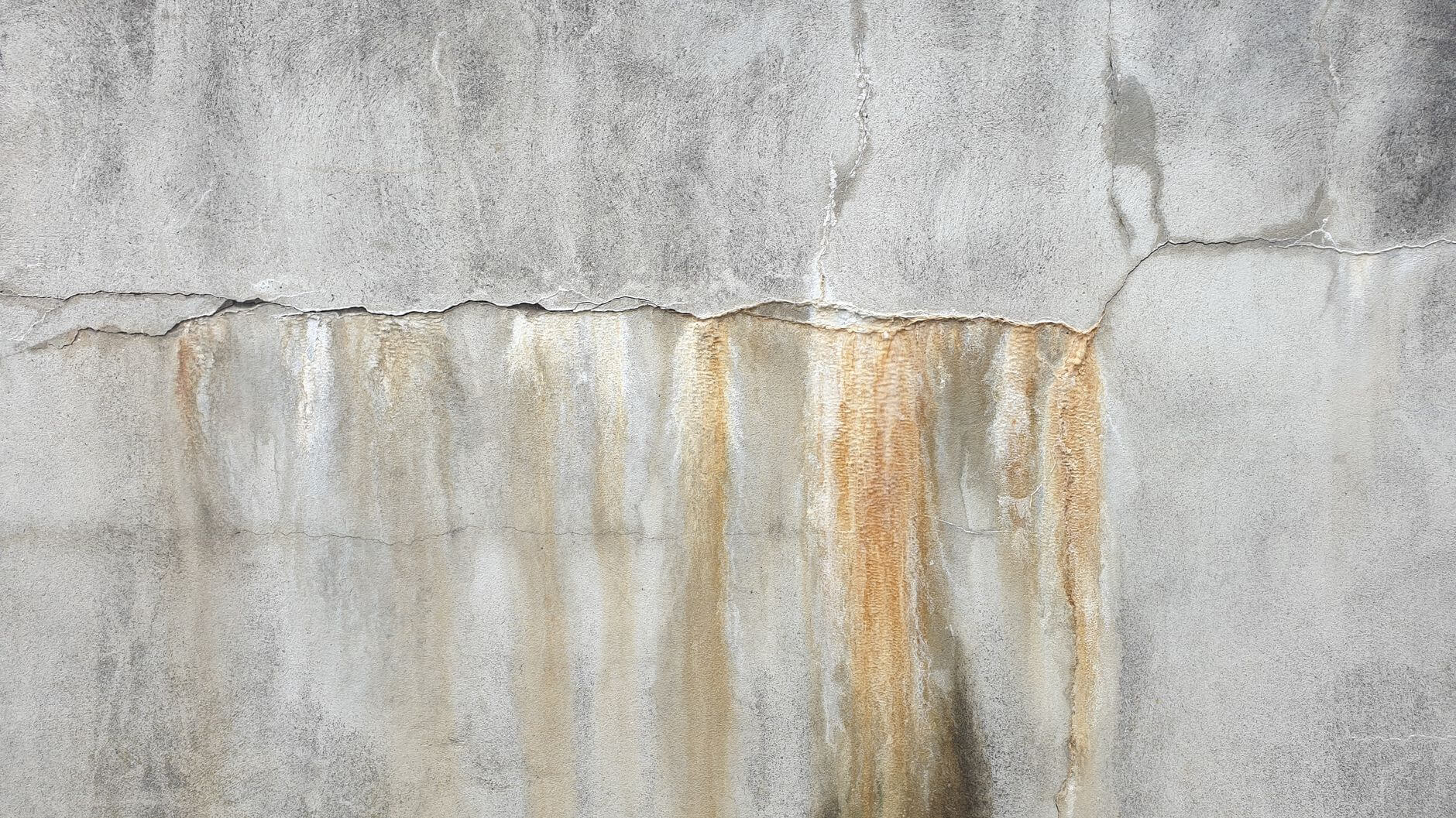 a dirty concrete wall
